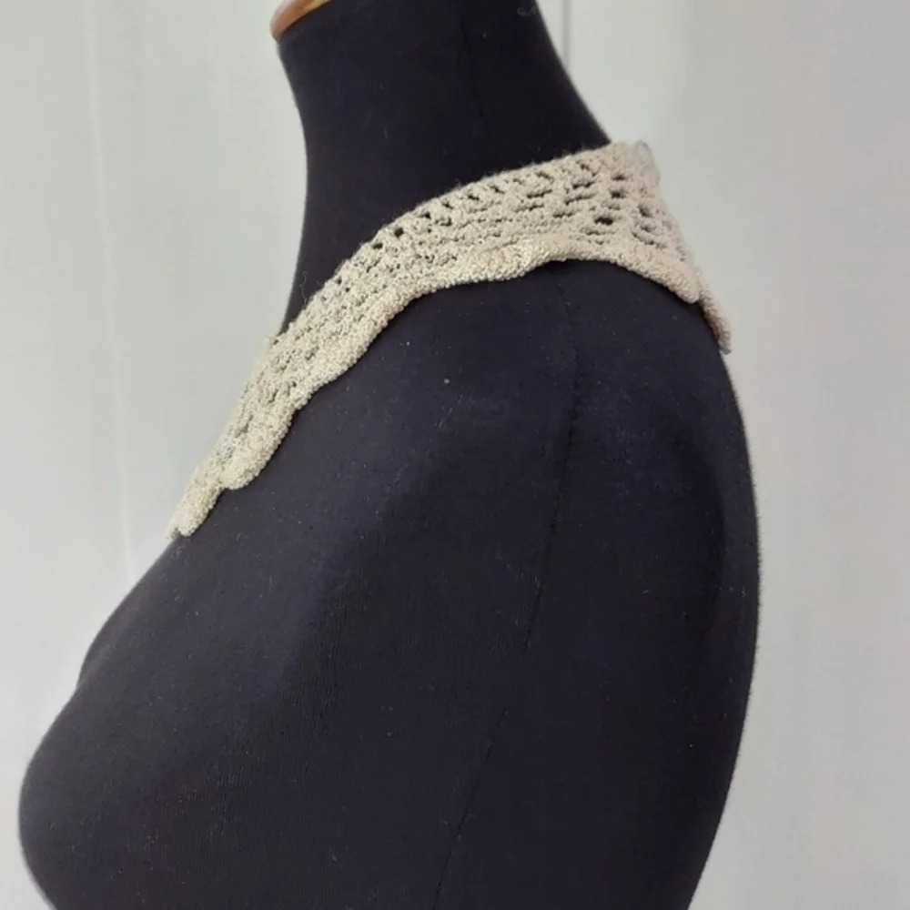 Vintage White Crocheted Collar Buttons in the back - Picture 5 of 10